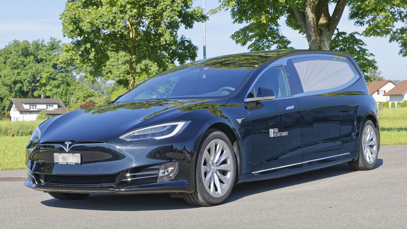 Tesla Model S Bestattungsfahrzeug